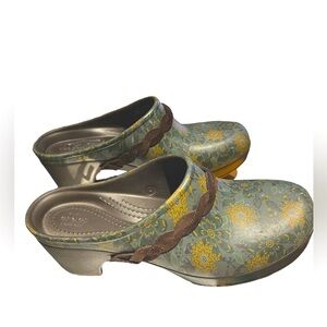Crocs Sarah Clogs Floral Brown Braid Suede Strap Slip On Comfort Slip On Size 8